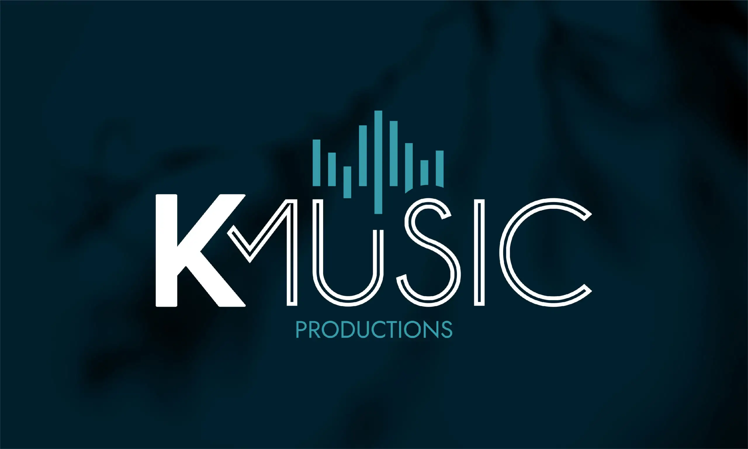 Visuel présentant le logo créé par La Photo'graphiste pour l'organisateur d'événements musicaux K-Music Prod. Le branding mêle élégance et rythme graphique, avec une typographie soignée et une mise en page impactante. Une création sur mesure pensée pour incarner l’univers sonore et visuel du label, entre énergie et raffinement.