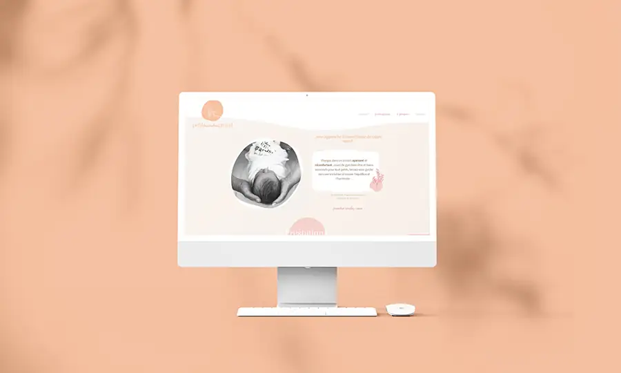Visuel présentant le site internet "Petit Deviendra Grand" conçue par la Photo'graphiste : site internet en plusieurs pages pour Héloïse, kiné et masseuse spécialisée en pédiatrie, dans une ambiance pastel, douce et accueillante. Le site est présenté un grand écran d'ordinateur, posé sur un fond couleur pêche, pour illustrer l'adaptation de la mise en page.
