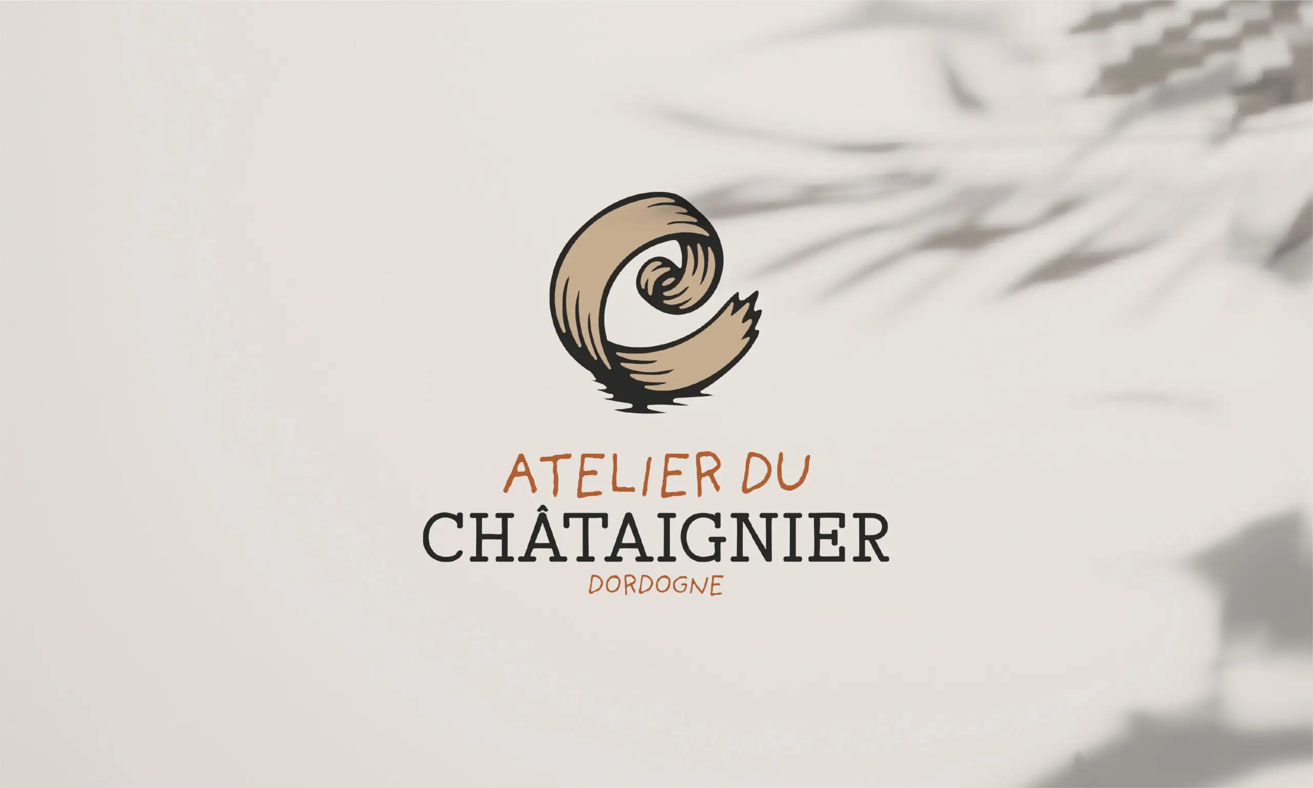 Logo L’Atelier du Châtaignier, identité visuelle artisan bardelier, design sobre et intemporel inspiré d’un copeau de bois