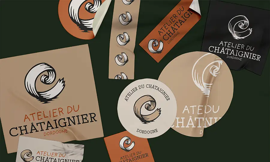 Identité visuelle conçue pour L’Atelier du Châtaignier, entreprise artisanale spécialisée dans le bardelage en châtaignier. Le logo reprend la forme stylisée d’un copeau de bois, symbole de savoir-faire et d’authenticité.